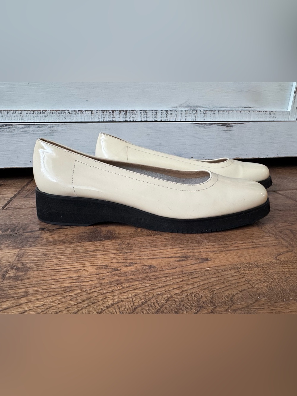 Salvatore Ferragamo Patent Leather Flats Cream Ivory Italy Size 9.5 Classic
